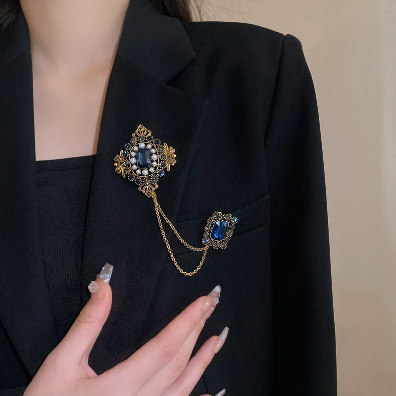 Studded Pearl Shaped Square Brooch Women Palace Style Retro Design Sense Suit Pin Niche Fashion Accessories for Lady Gift