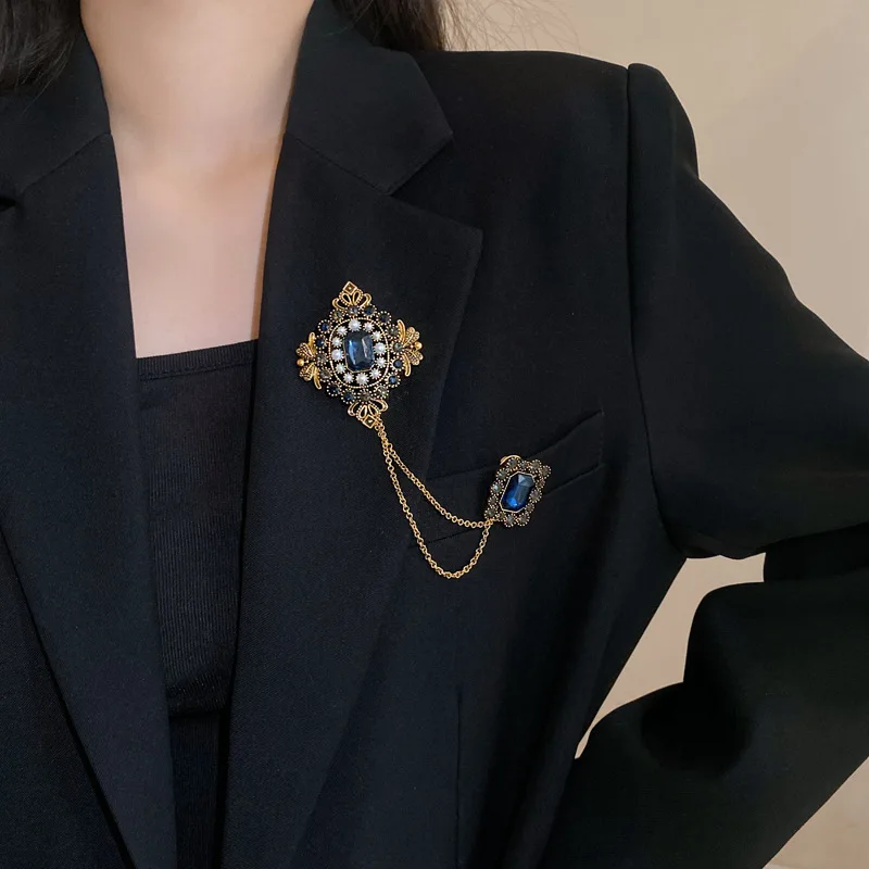 Studded Pearl Shaped Square Brooch Women Palace Style Retro Design Sense Suit Pin Niche Fashion Accessories for Lady Gift