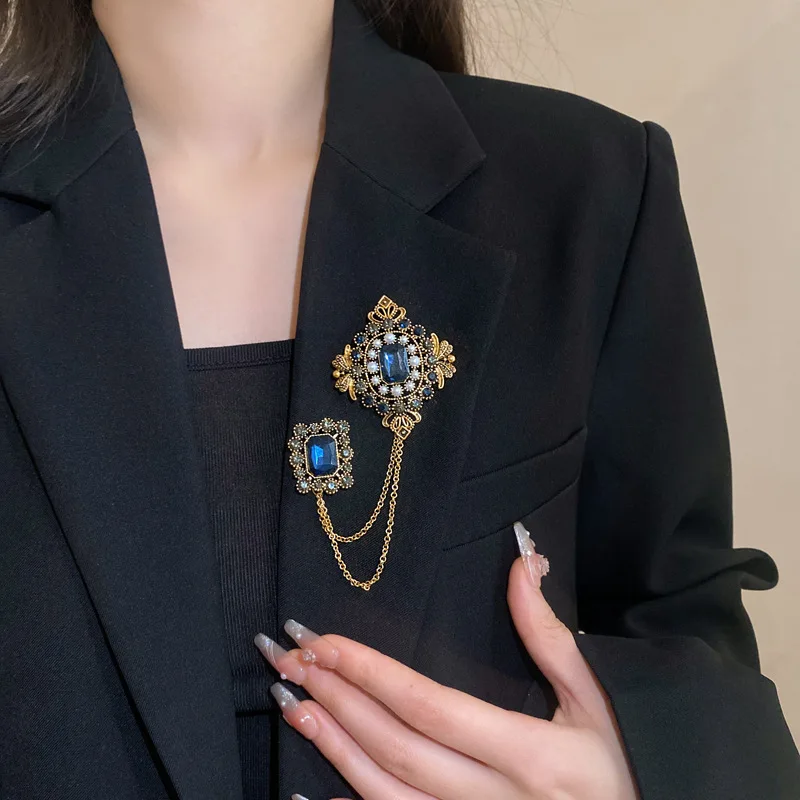 Studded Pearl Shaped Square Brooch Women Palace Style Retro Design Sense Suit Pin Niche Fashion Accessories for Lady Gift