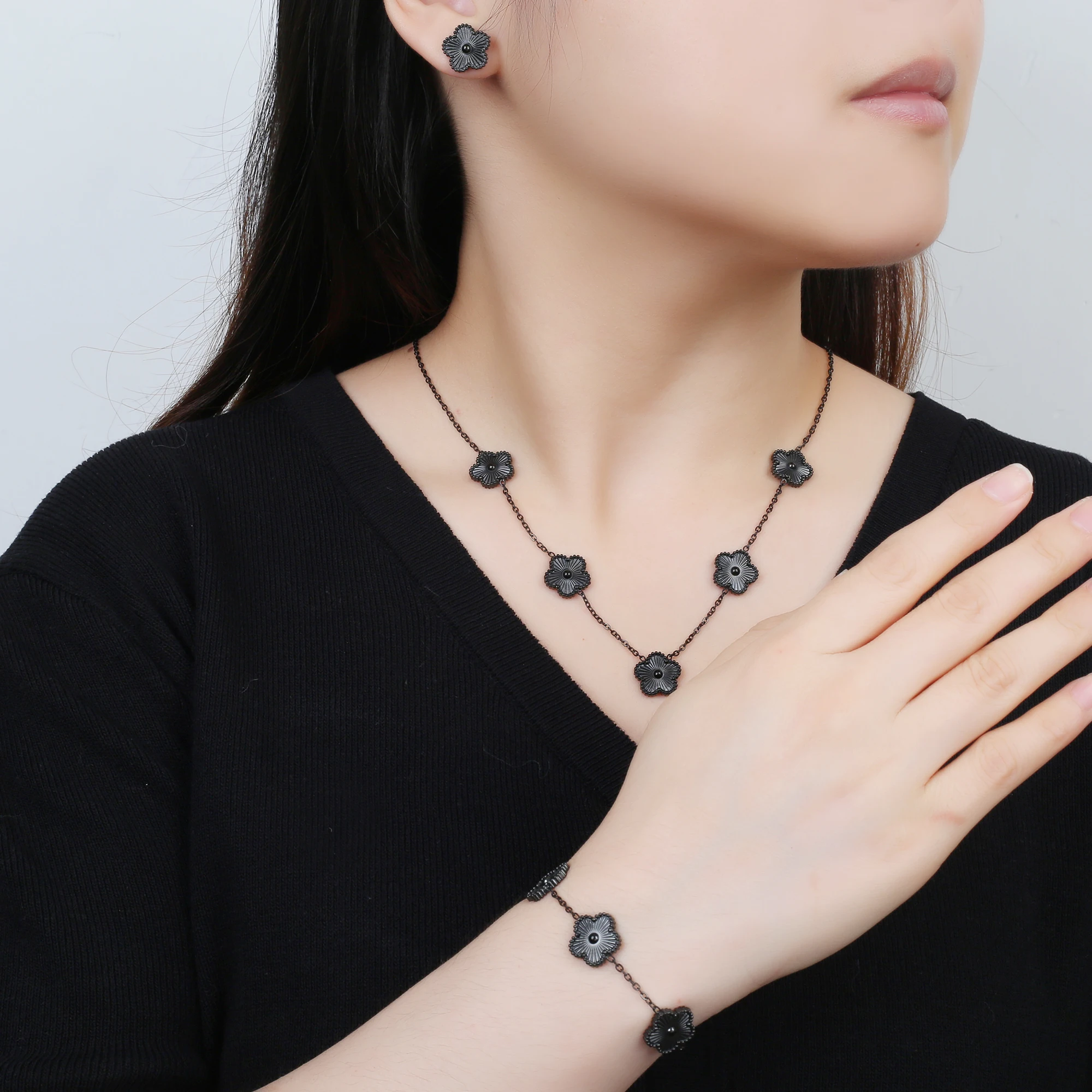 Hot Sale 3Pcs Stainless Steel 18k Gold-Plated Five-Leaf Flower Necklace Earrings Bracelet Jewelry Set For Woman Jewelry Clover