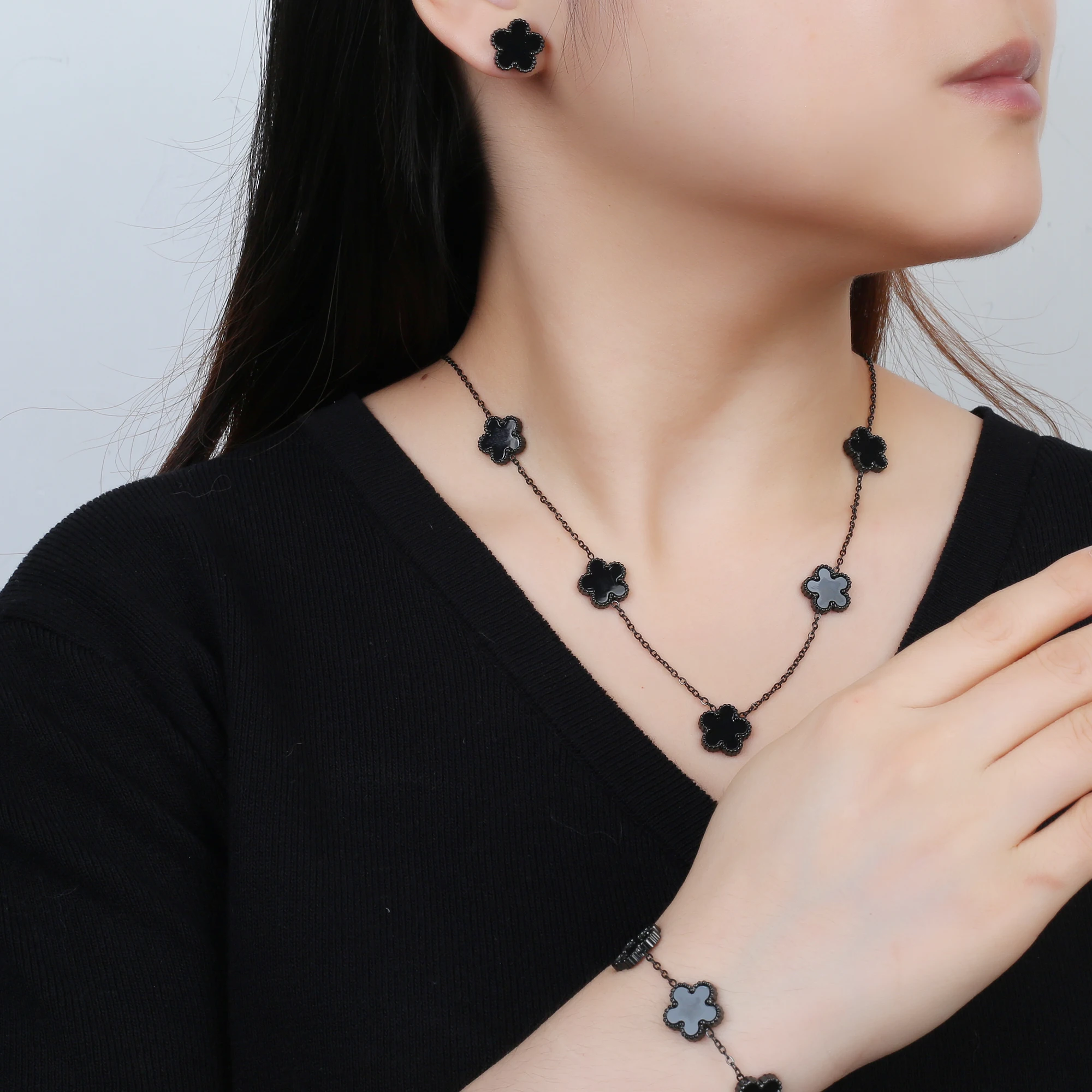 Hot Sale 3Pcs Stainless Steel 18k Gold-Plated Five-Leaf Flower Necklace Earrings Bracelet Jewelry Set For Woman Jewelry Clover