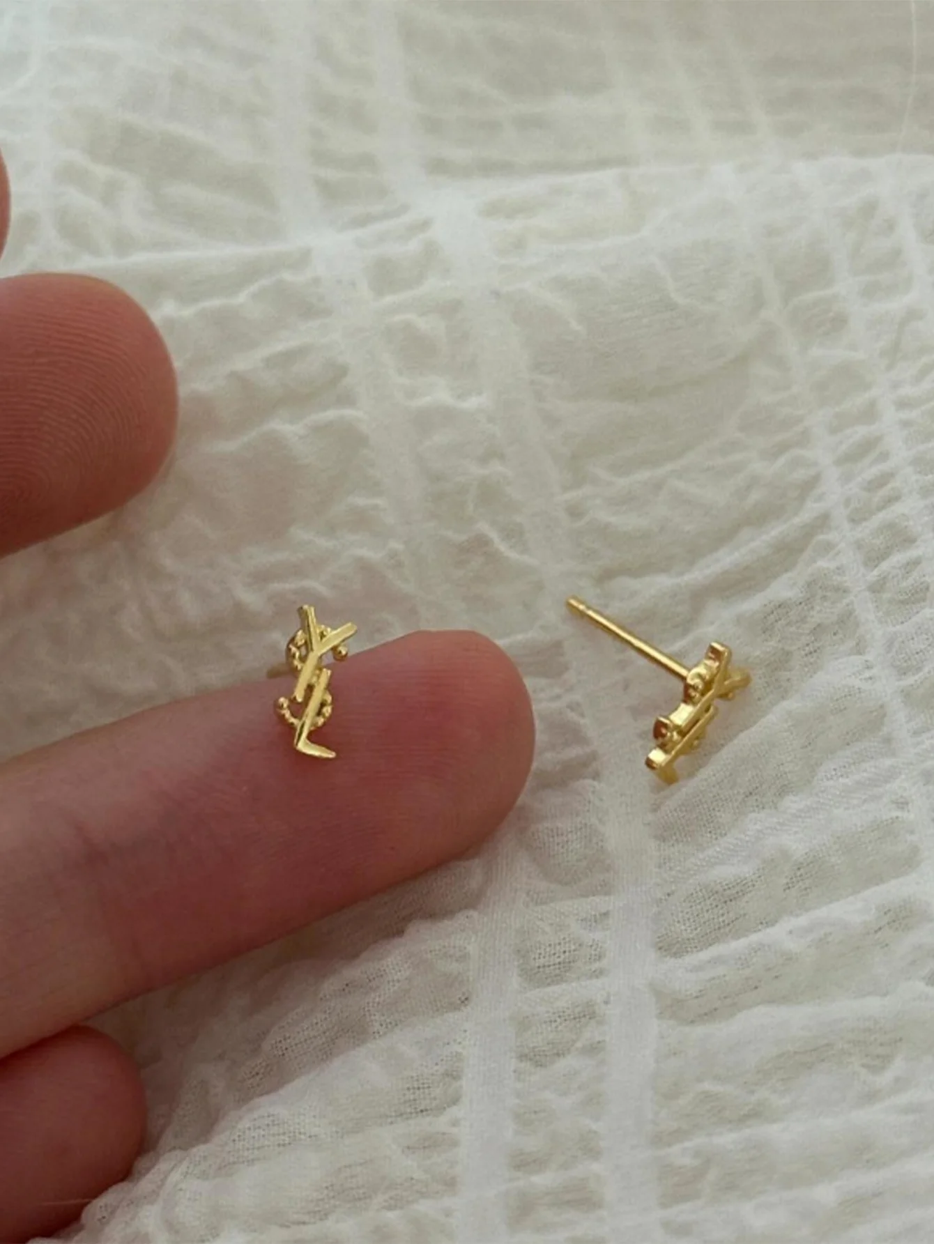 1 Pair Women’s Versatile Mini Cartilage Earrings - Minimalist Letter Design Studs Perfect for Daily Everyday Wear