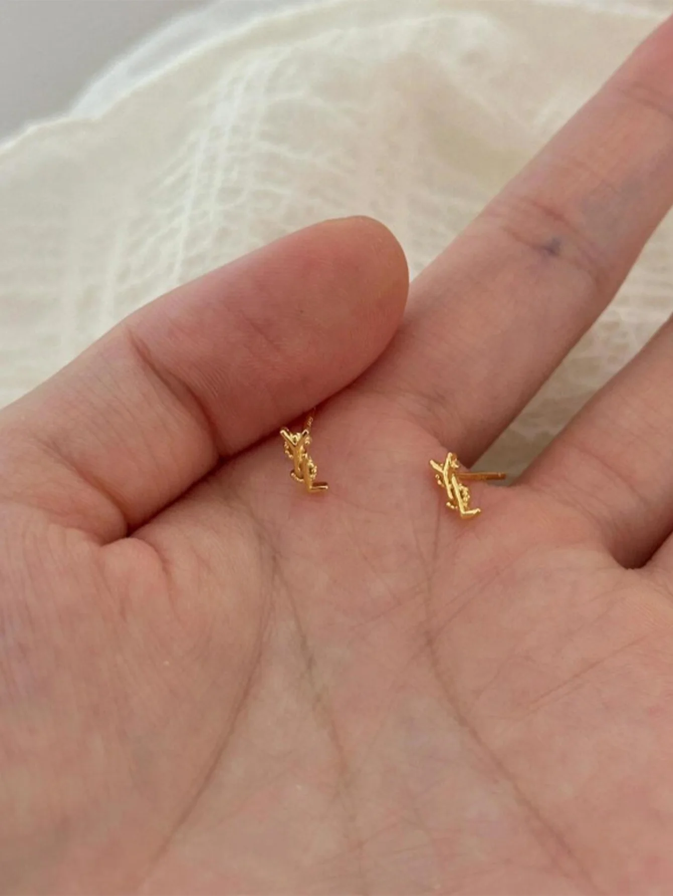 1 Pair Women’s Versatile Mini Cartilage Earrings - Minimalist Letter Design Studs Perfect for Daily Everyday Wear