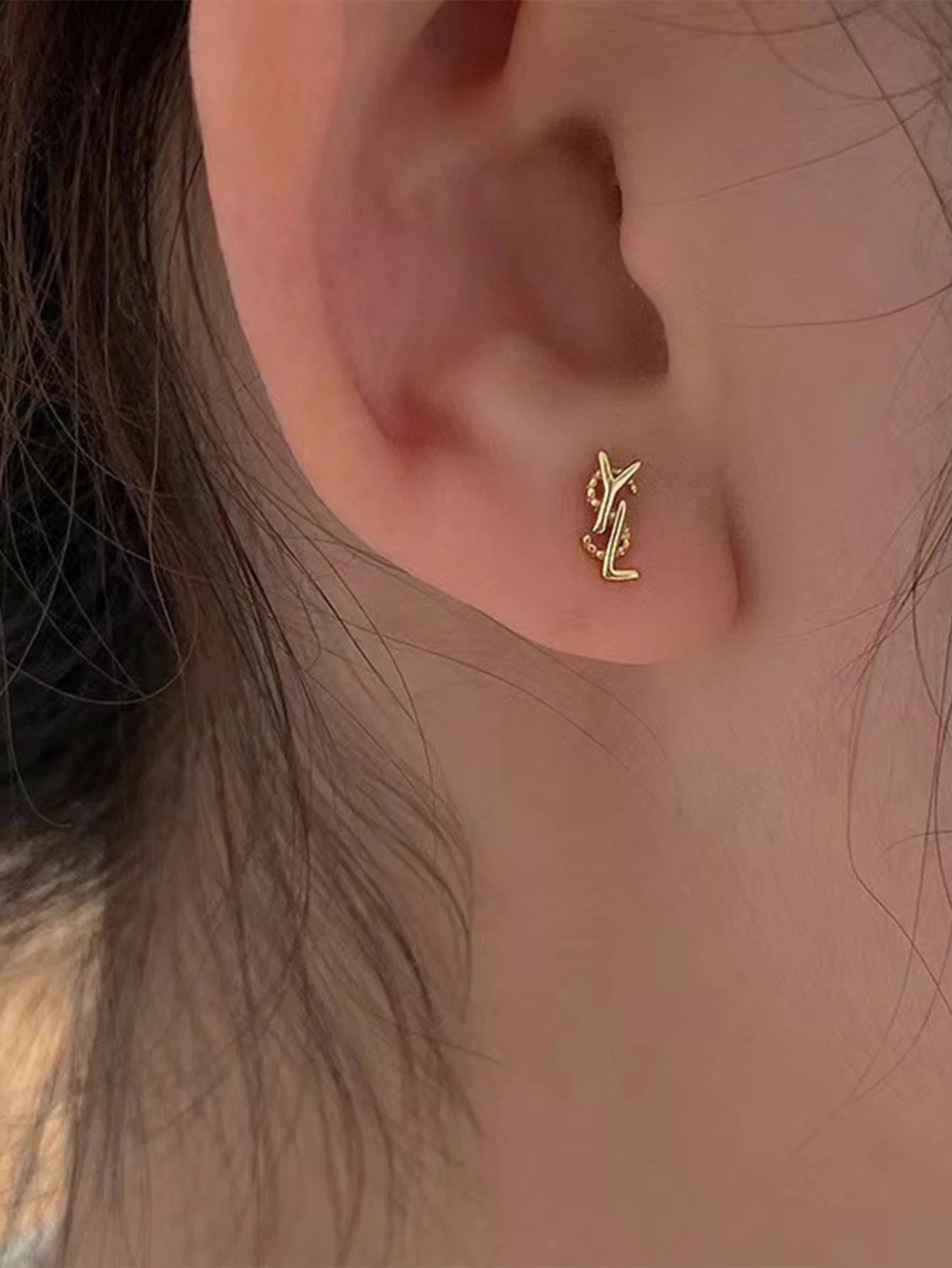 1 Pair Women’s Versatile Mini Cartilage Earrings - Minimalist Letter Design Studs Perfect for Daily Everyday Wear